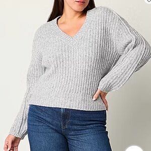 Elegant Women's V-Neck Sweater in Gray